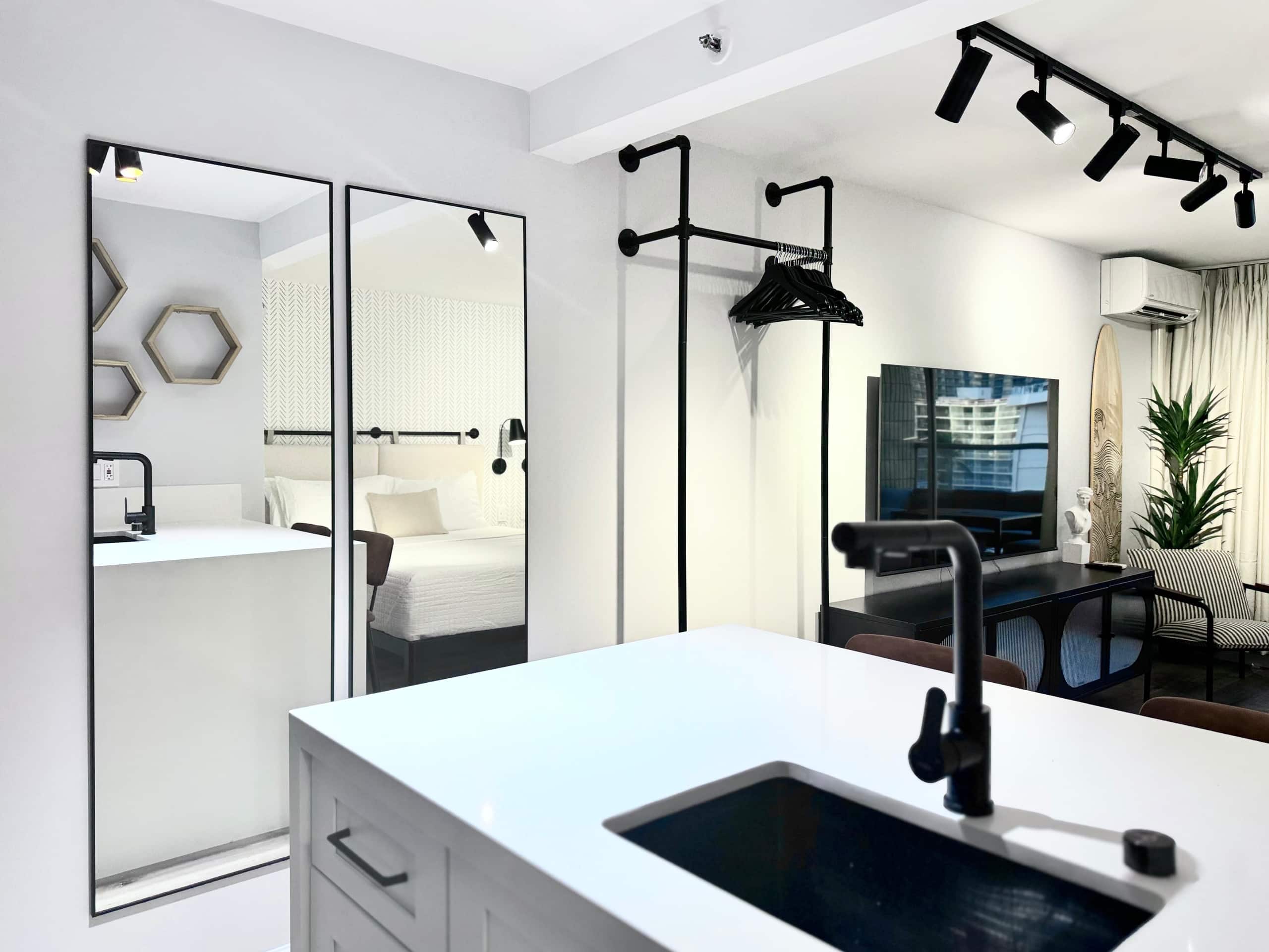Modern Boutique-Central Waikiki Studio-Pool View - Image 14