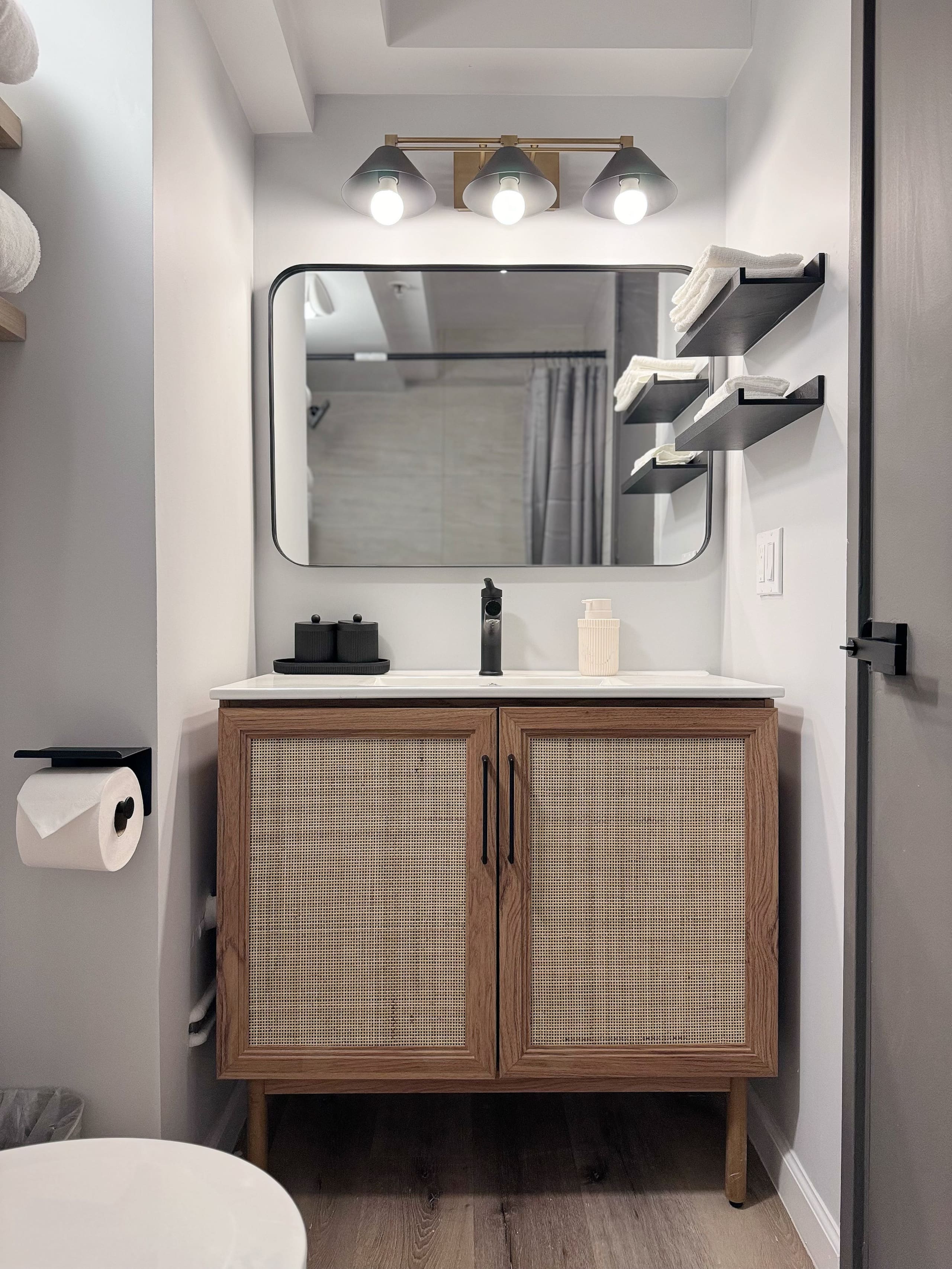 Modern Boutique-Central Waikiki Studio-Pool View - Image 26