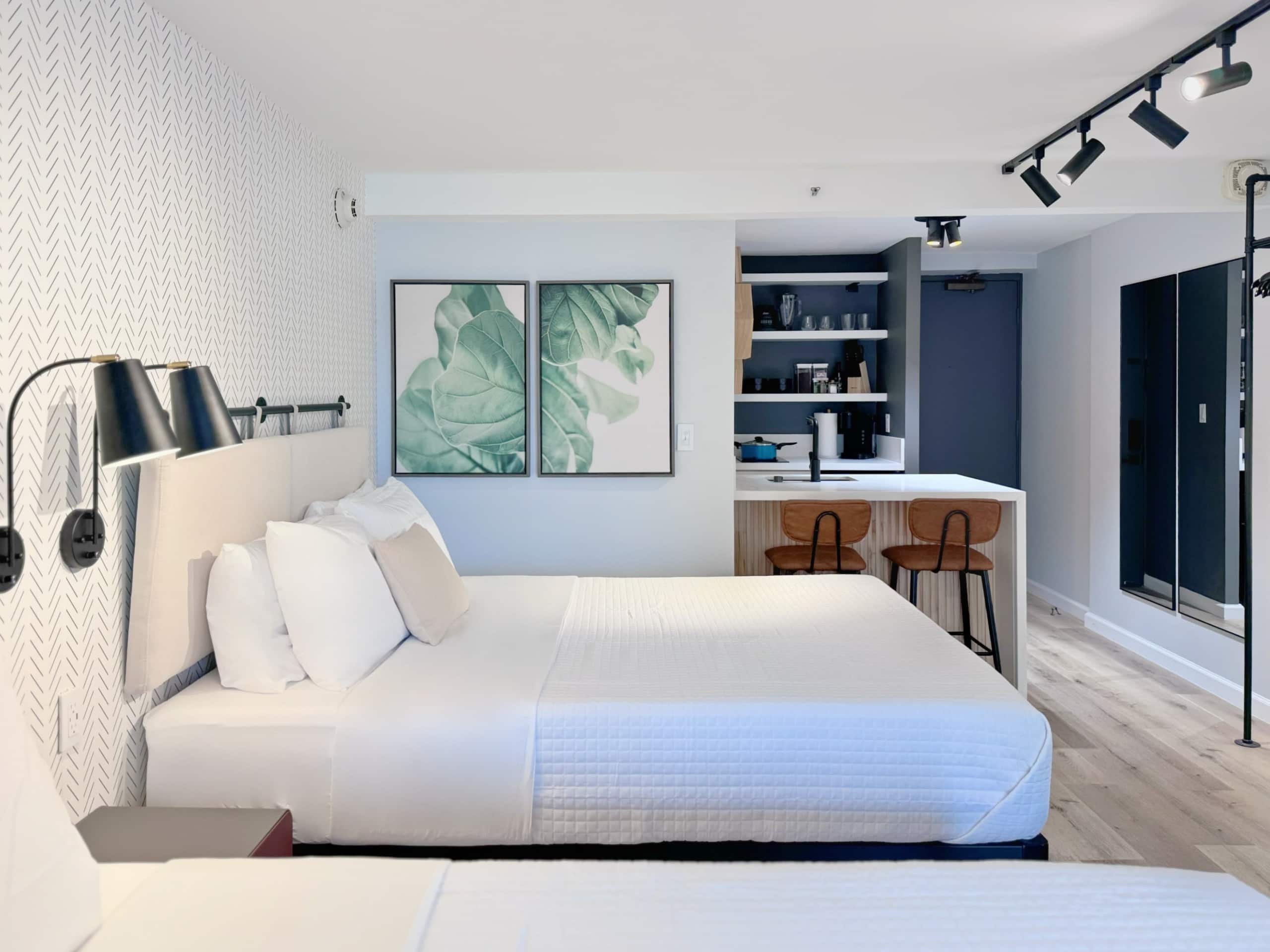 Modern Boutique-Central Waikiki Studio-Pool View - Image 12