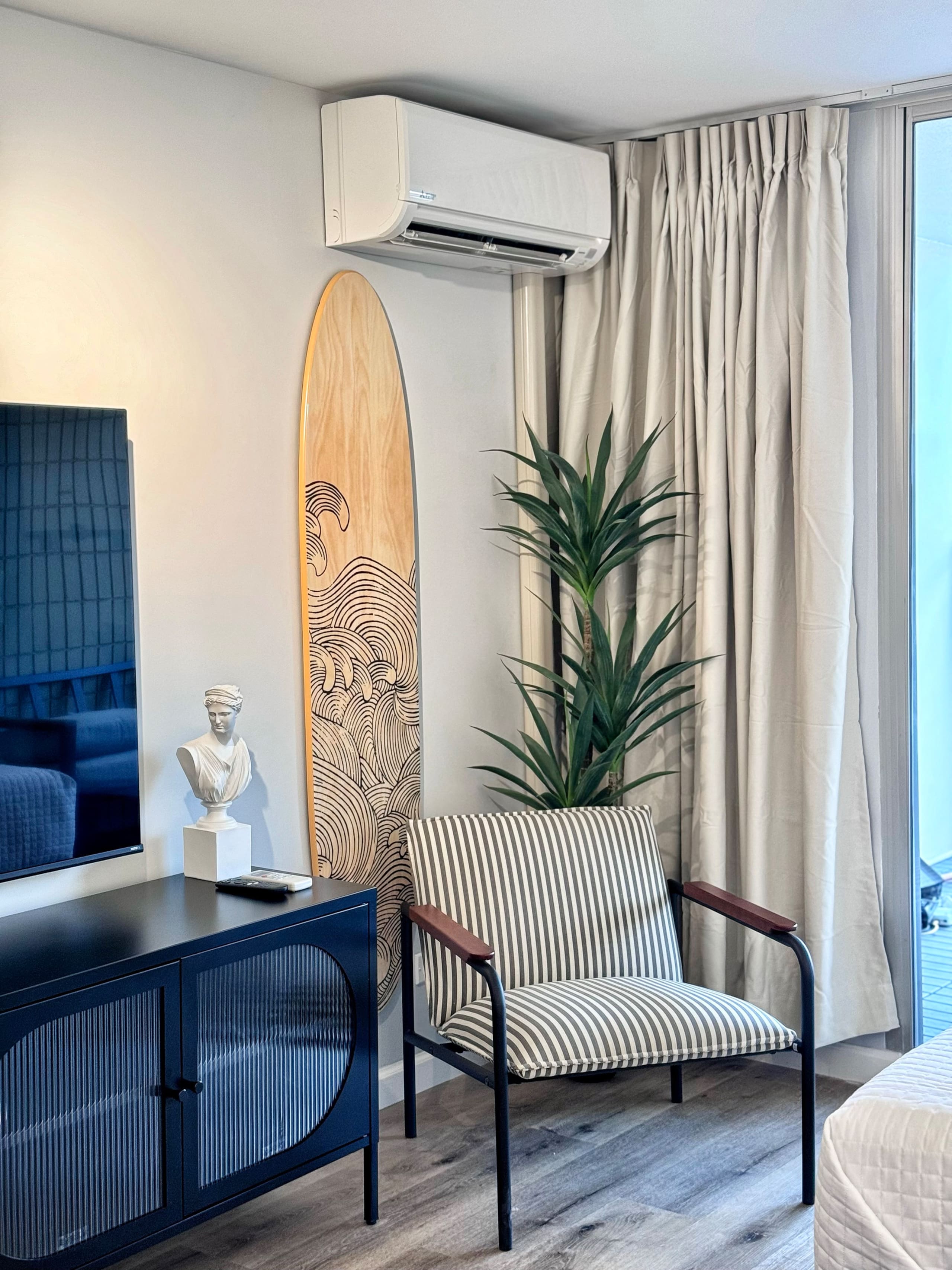 Modern Boutique-Central Waikiki Studio-Pool View - Image 8