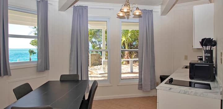 ห้องครัวและห้องรับประทานอาหารชั้นล่าง