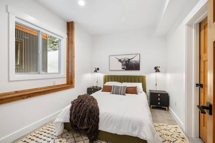 1 queen bed | En-suite bathroom | Closet | 1st Floor