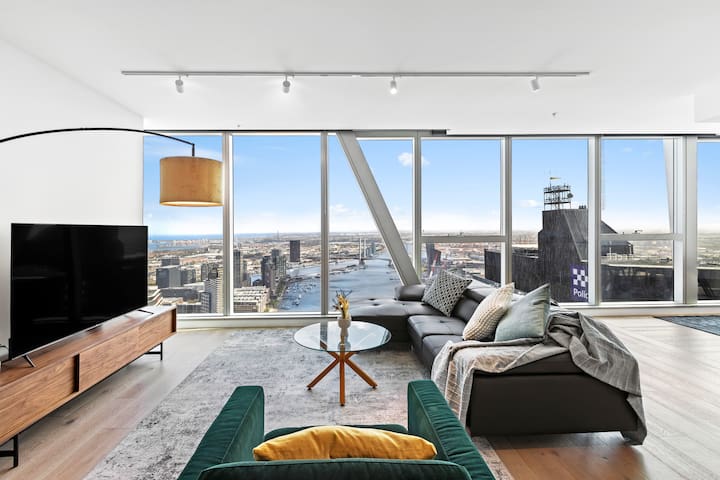 Leah – Jaw-dropping views from executive city home