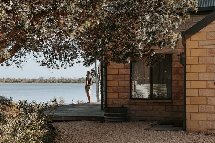 Waterfront – Hot Tub – Sauna – Serenity gallery image 4