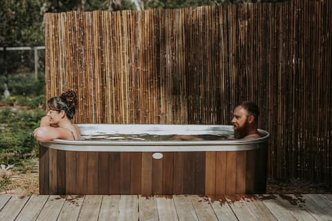 Top Airbnb: “Numie” Waterfront Luxury House | Sauna & hot tub in Coles Bay