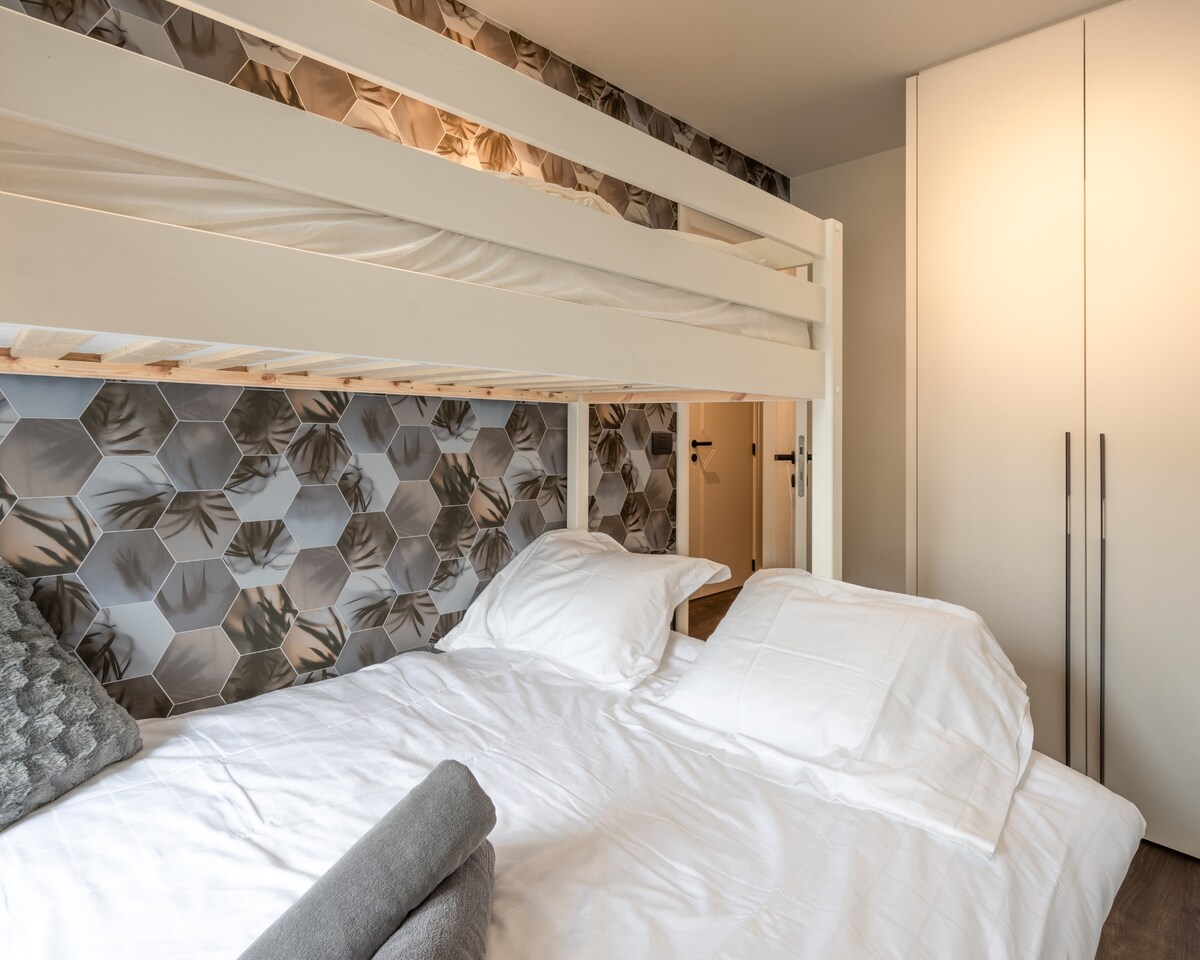 Kitanda cha ghorofa kilicho na godoro la sentimita 140 chini na kwenye sentimita 90 za juu