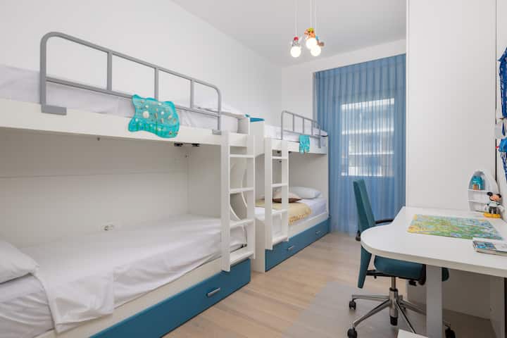 غرفة النوم رقم 2، مع أسرّة بطابقين.