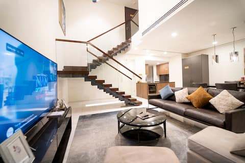 2 UNITS*Opposite each other*6BR Pool & balcony