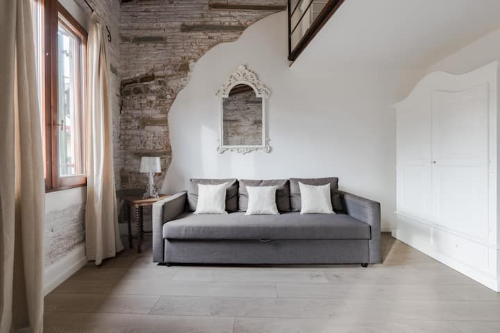 Მისაღებ ოთახში ასევე არის კომფორტული დივანი სამი ადამიანისთვის