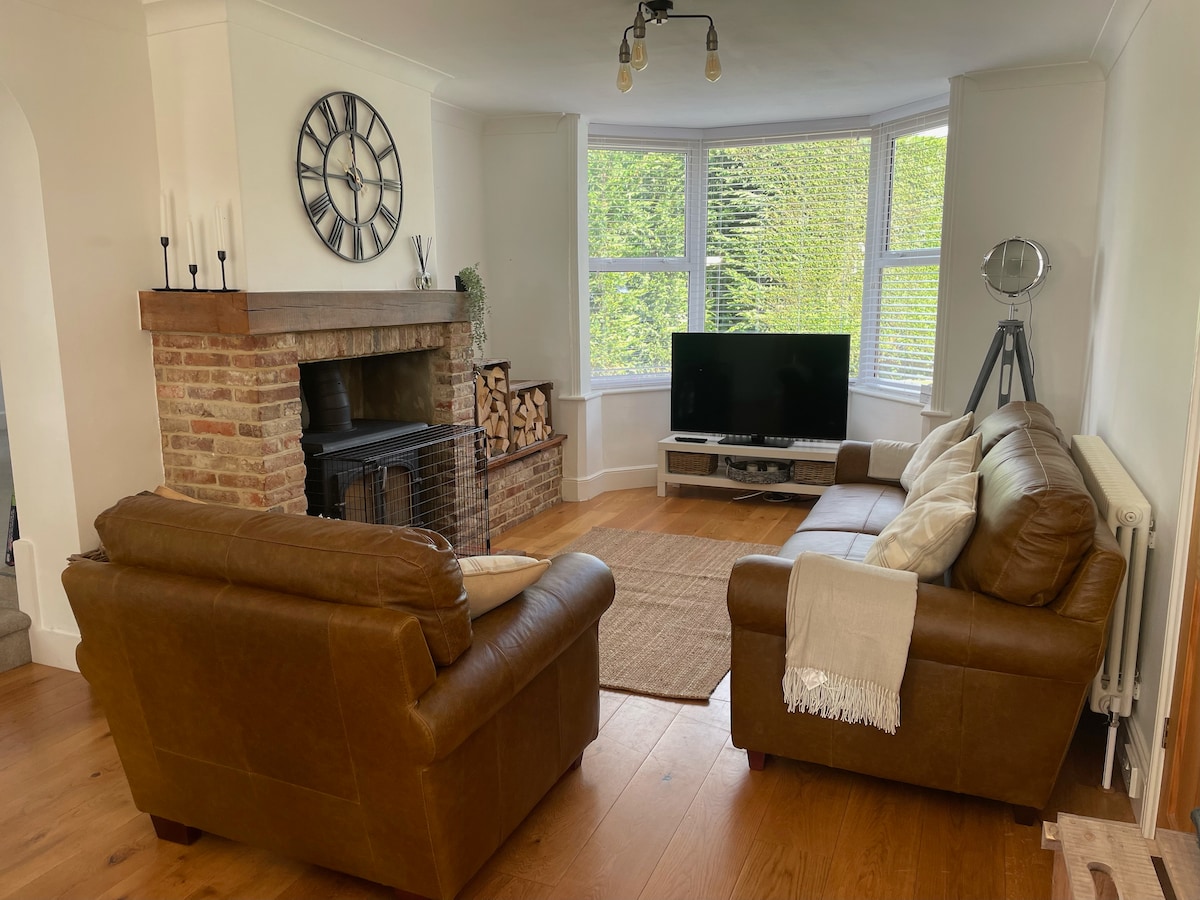 Popular Airbnb listing: Ferndene Farmhouse in New Milton