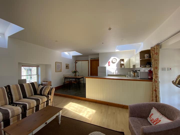 Stone Barn With Coastal, Estuary & Castle Views - Llansteffan