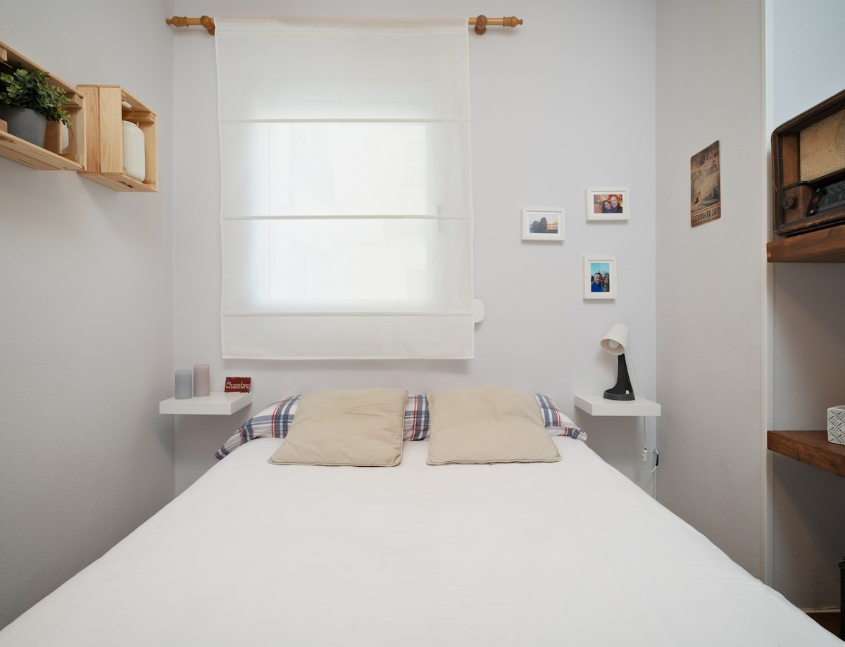 双人卧室，自然光线充足，维护良好。