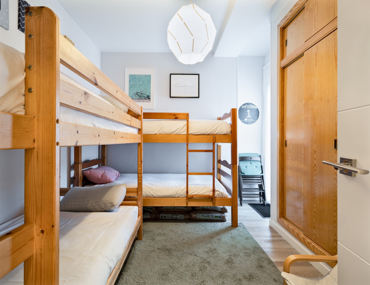 卧室宽敞实用，可供4名成人或儿童入住。 光线充足。