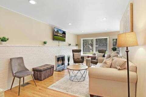 DT Libertyville home w/ 2 Fireplaces by Navy Base!