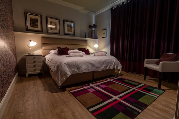 ห้องนอนใหญ่ชั้นล่าง