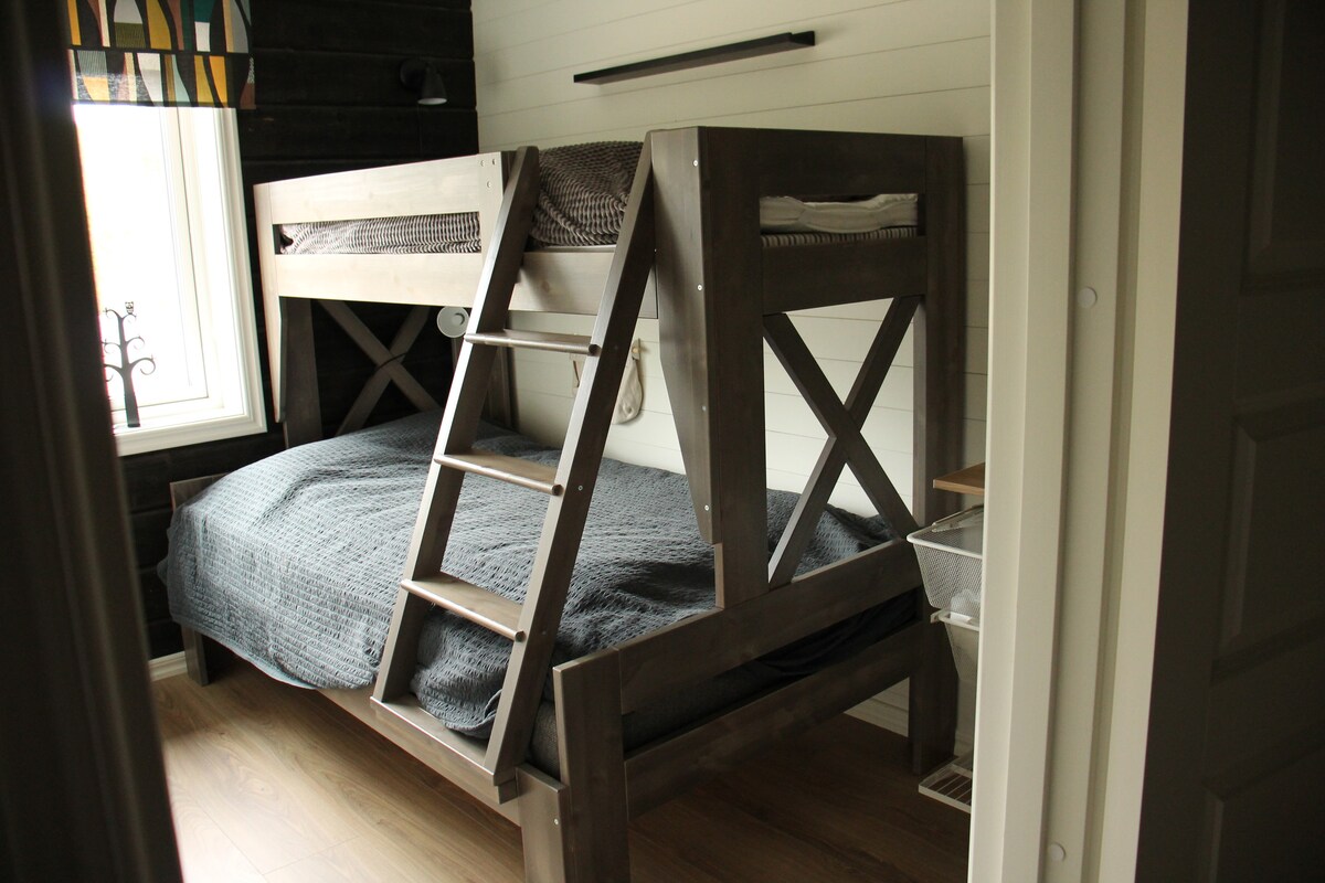 Sovrum 2 med "svärmorssäng"