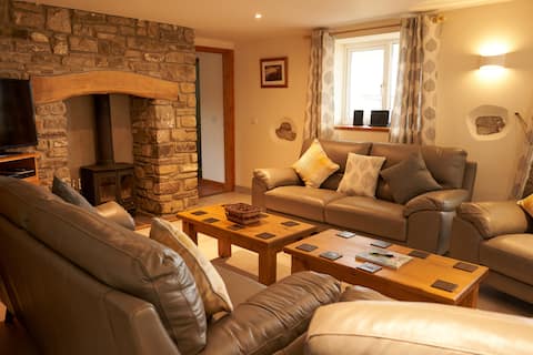 Large coastal cottage, walking distance to beaches