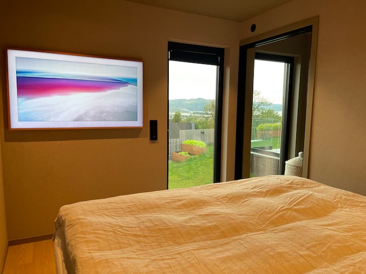 Მთავარი საძინებელი 180 × 200 საწოლით. 