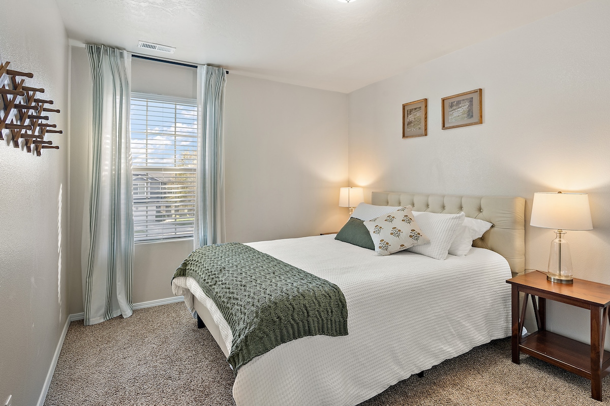 ห้องนอน 2 พร้อมเตียงควีนไซส์และห้องแต่งตัวแบบเดินเข้าได้