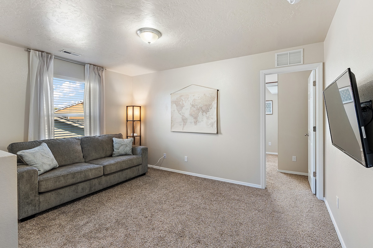 พื้นที่นั่งเล่นชั้นบน 2 มีพื้นที่ให้เด็กเล่นสมาร์ททีวีและทางเข้าห้องนอน 4  โค้ชคนนี้มีเตียงควีนไซส์