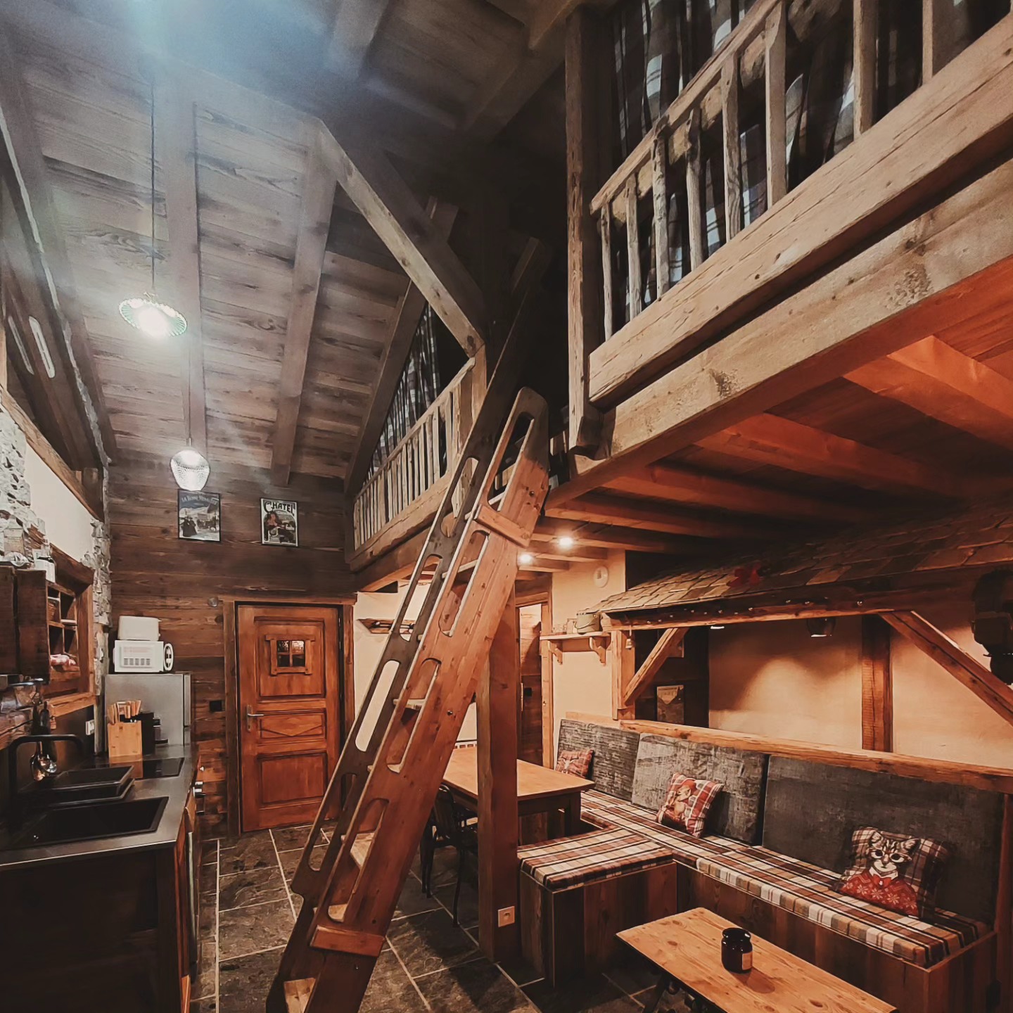 Small private chalet for 7 people. Savoya Lodges (Rustika)