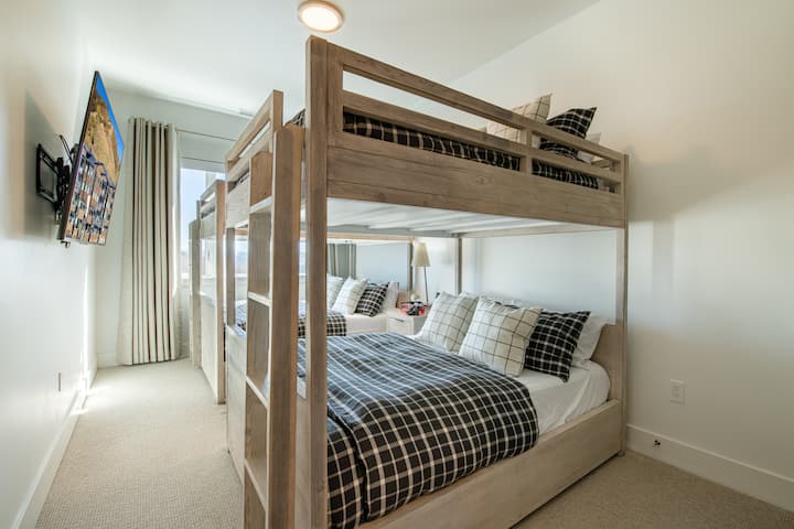 2 chambres superposées complètes et 2 lits superposés