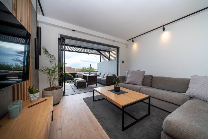 Cape Oasis – Entire Townhouse gallery image 2