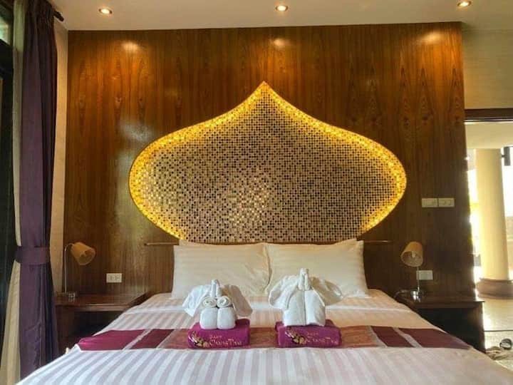 Otro dormitorio en la planta superior, cama tamaño king y una cama individual y con un loft con otras 2 camas individuales, terraza al aire libre con ducha caliente, pequeño inodoro fuera de la puerta de entrada.