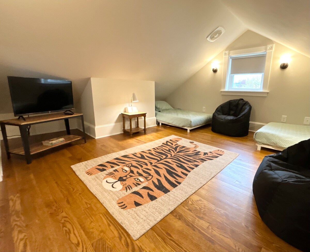 Loft ka 2 krevate dyshe plus ka 2 dyshekë me ajër në vend (queen & twin).   