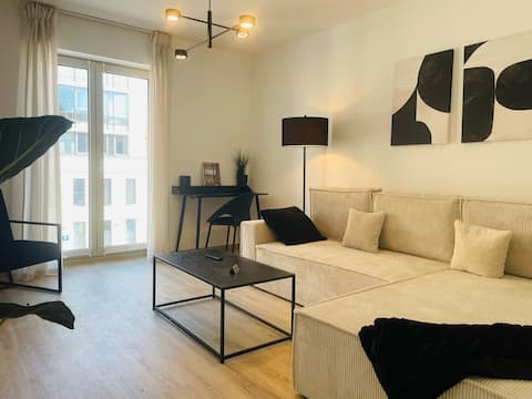 Lightplace - Balcony - Badewanne - Netflix - Design