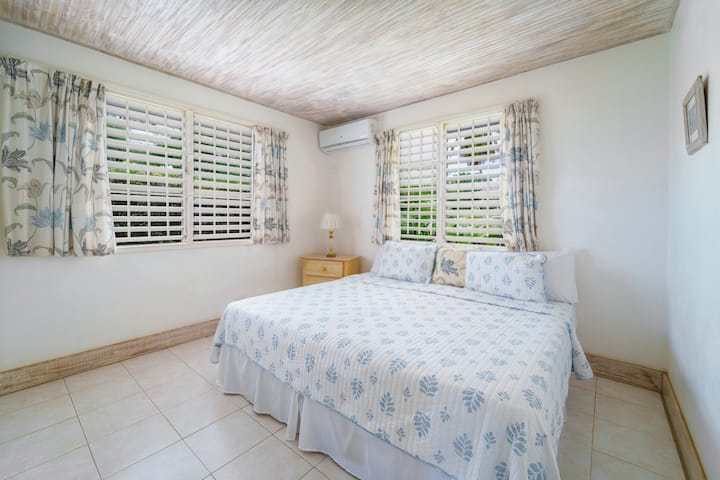 Guest bedroom with two single beds that can be made into a double Bed, Air Conditioning, clean linens, bedside lighting, closet 