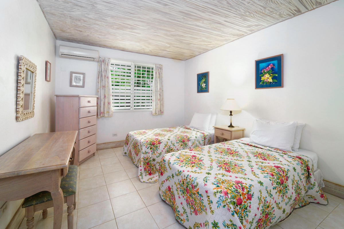 غرفة نوم للضيوف بسريرين مفردين يمكن تحويلهما إلى سرير مزدوج، مكيف هواء، أغطية نظيفة، إضاءة بجانب السرير، خزانة ملابس، مكتب 