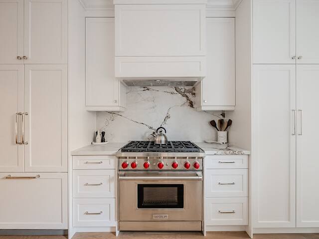 Sophistication & Style 4BDRM/4BTH/Pet Friendly/WFH gallery image 5