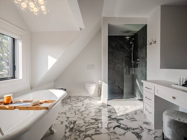 Sophistication & Style 4BDRM/4BTH/Pet Friendly/WFH gallery image 4