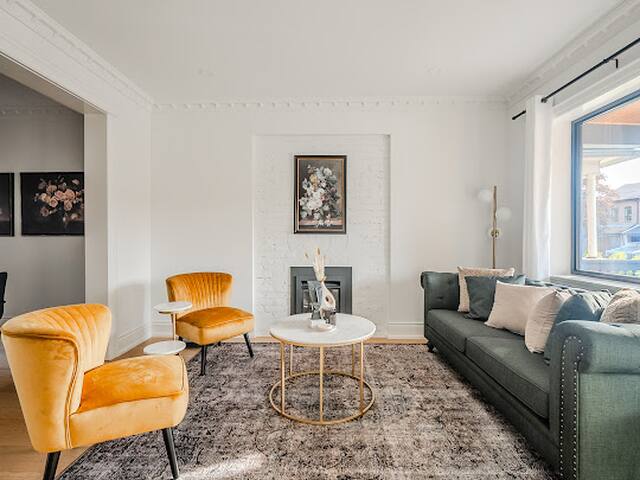 Sophistication & Style 4BDRM/4BTH/Pet Friendly/WFH gallery image 3