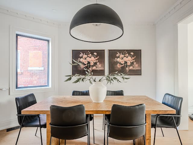 Sophistication & Style 4BDRM/4BTH/Pet Friendly/WFH