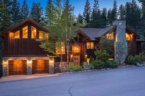 Luxe Mountain Retreat - Hot Tub, Theater, Games+