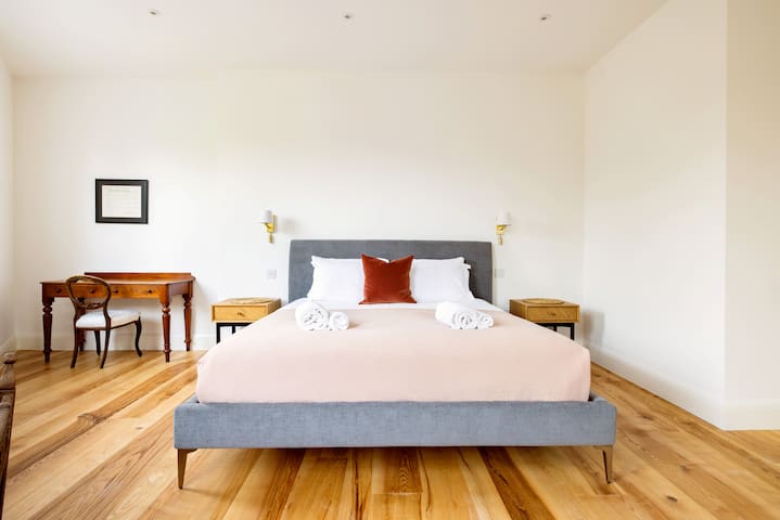 PenthouseStays W. Kensington | Roof Patio 3BR King