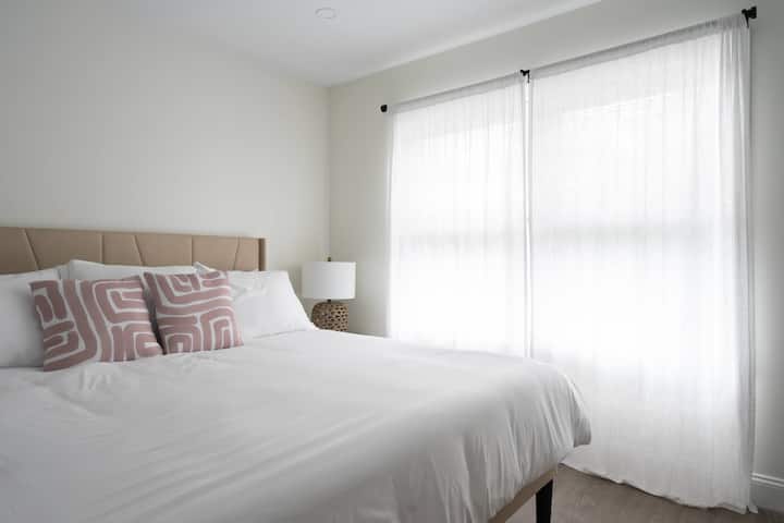 חדר שינה ראשי - מיטת קינג