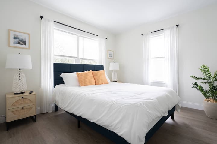 חדר שינה קווין כולל ארון אחד וטלוויזיה חכמה