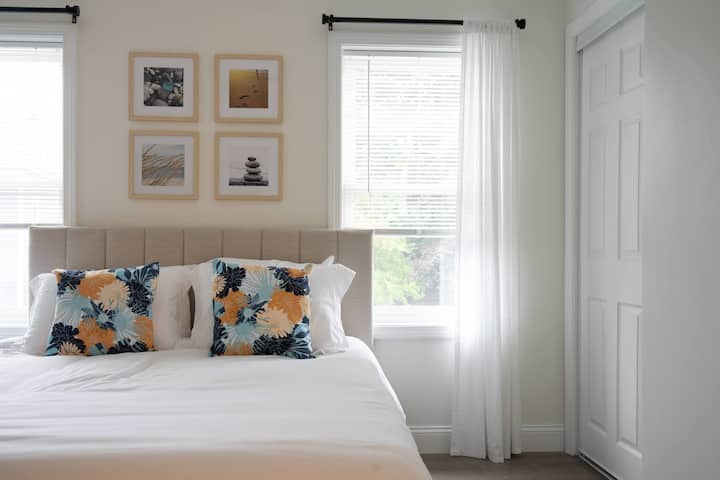 חדר שינה קווין כולל ארון אחד, שולחן כתיבה וטלוויזיה חכמה