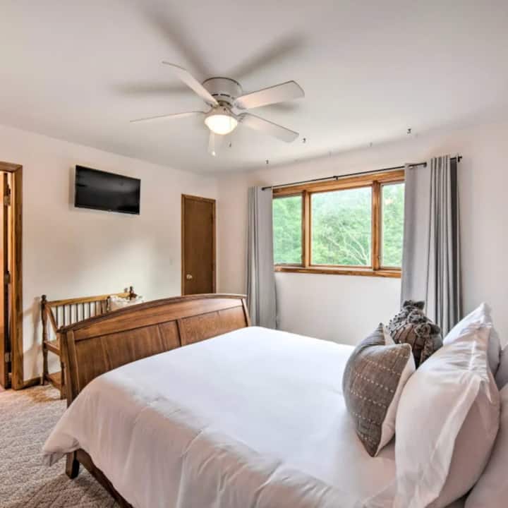 MASTER LOFT WITH PRIVATE BATHROOM AND PRIVACY CURTAINS