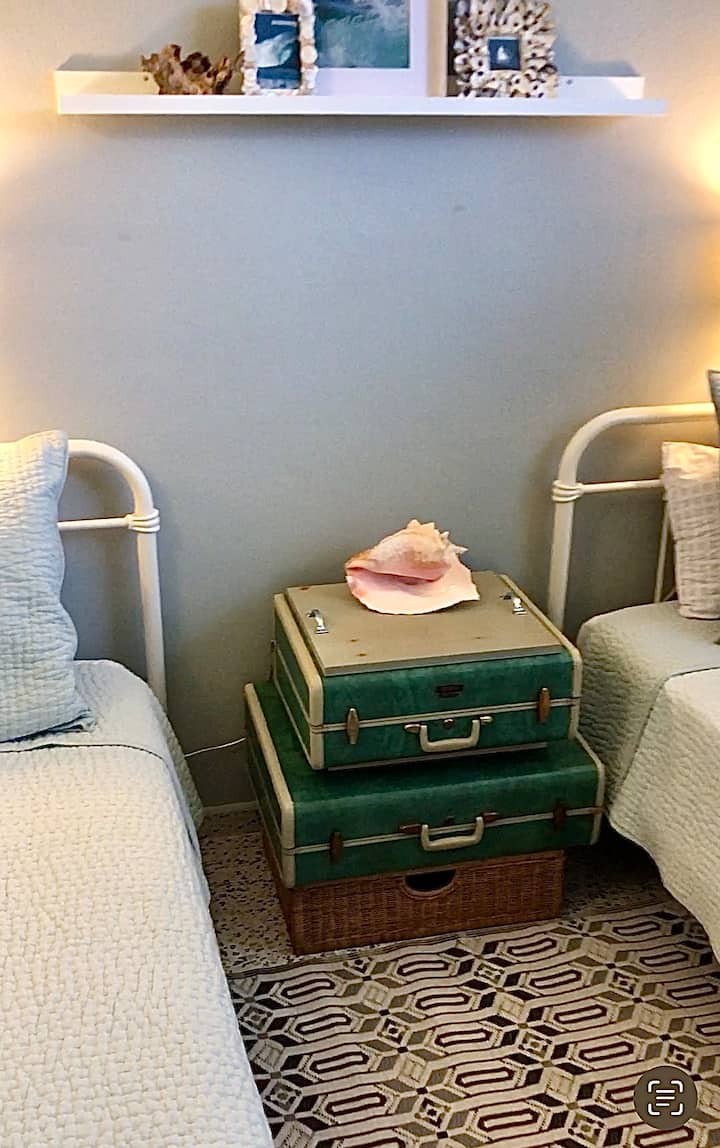 Shell bedroom, 2 twin beds