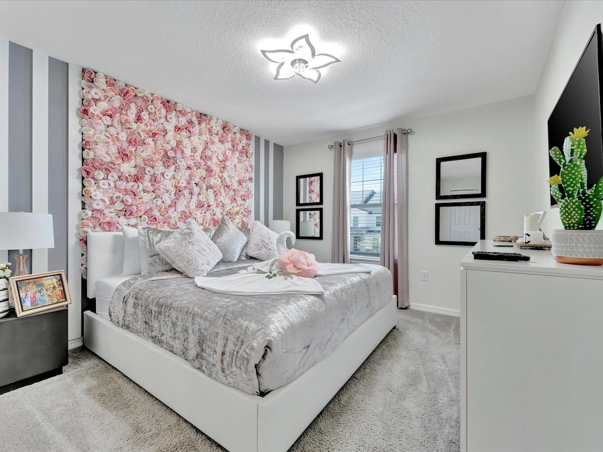 Ishi jasura yako mwenyewe ya Encanto! Chumba hiki chenye mandhari huchanganya rangi za kijasiri, mapambo ya kuchezea, na haiba nzuri, bora kwa watoto, familia na mtu yeyote anayeamini katika mazingaombwe. 