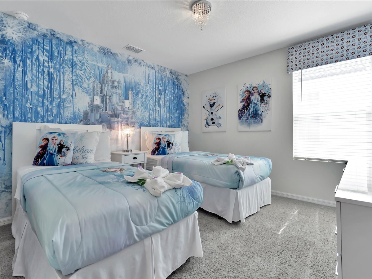 ❄️ Ingia kwenye Arendelle! Chumba hiki chenye mada iliyogandishwa kinang 'aa kwa mapambo ya barafu, taa za theluji na haiba ya kifalme. Inafaa kwa watoto na mashabiki wa Disney wanaota kuhusu ulimwengu wa Elsa wenye kuvutia. Acha iende na uache mambo ya ajabu yaanze! ✨