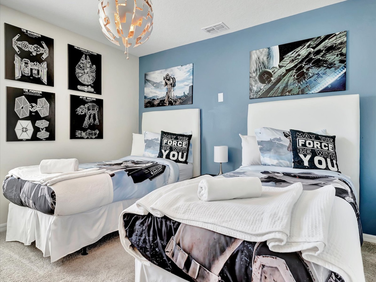 Lala katika galaksi mbali, mbali! Chumba hiki cha Vita vya Nyota kina mapambo yenye mada, mwangaza wa anga na mitindo ya kati-inafaa kwa Jedi, waasi na vijana wa Padawans. Kikosi kiwe kwenye ukaaji wako! ✨