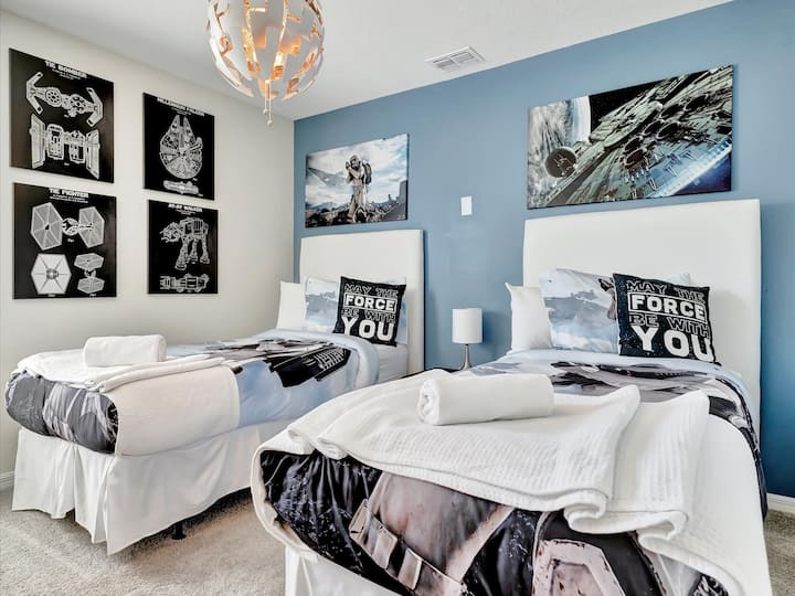 לישון בגלקסיה רחוקה שנות אור! החדר הזה של מלחמת הכוכבים כולל עיצוב נושא, תאורה קוסמית ואווירה בין-גלקטית - מושלם לג'דיי, מורדים ופדאוונים צעירים. שהכוח יהיה עם השהייה שלכם! ✨