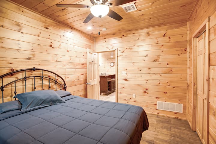 Საძინებელი №7 საწოლი, რომელიც მდებარეობს ქვედა ბერკეტზე.