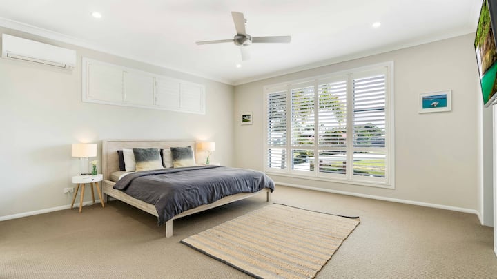 Master King bedroom with Ensuite, AC, TV and built in robes
