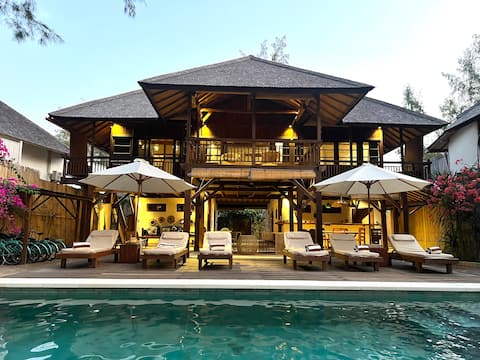 Oceanfront 4bd villa Gili Trawangan with breakfast
